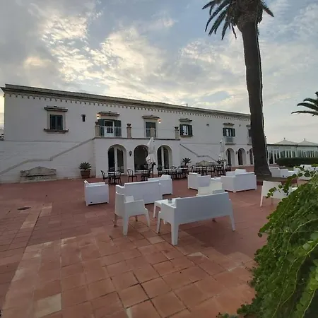 Isola Charm - A Historic Near Punta Del Pero Bed & Breakfast 2*