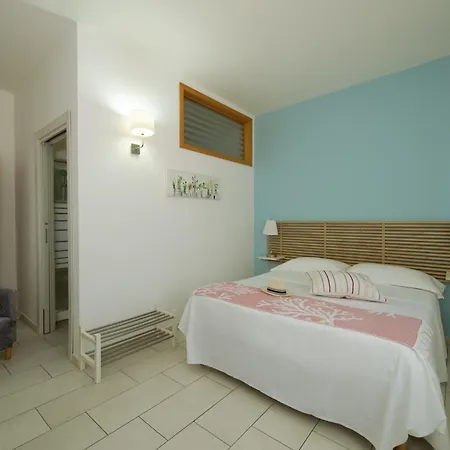 Isola Charm - A Historic Near Punta Del Pero 2*