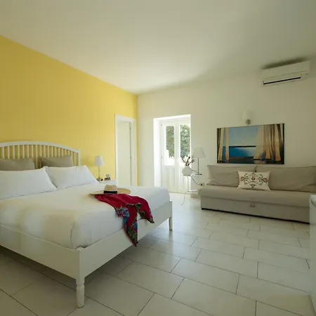 Isola Charm - A Historic Near Punta Del Pero Bed & Breakfast 2*