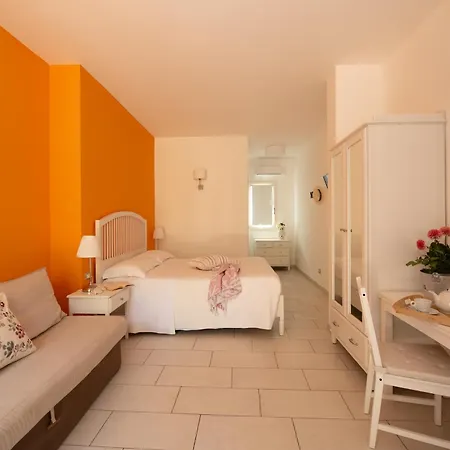 Isola Charm - A Historic Near Punta Del Pero Bed & Breakfast Syracuse