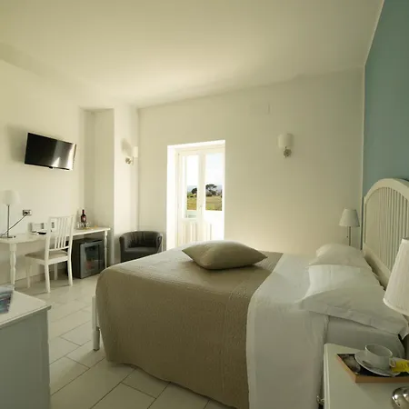 Isola Charm - A Historic Near Punta Del Pero B&B 2*