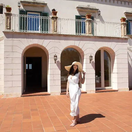 Bed & Breakfast Isola Charm - A Historic Near Punta Del Pero Syracuse