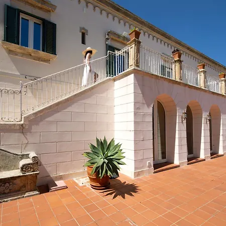 Isola Charm - A Historic Near Punta Del Pero Bed & Breakfast