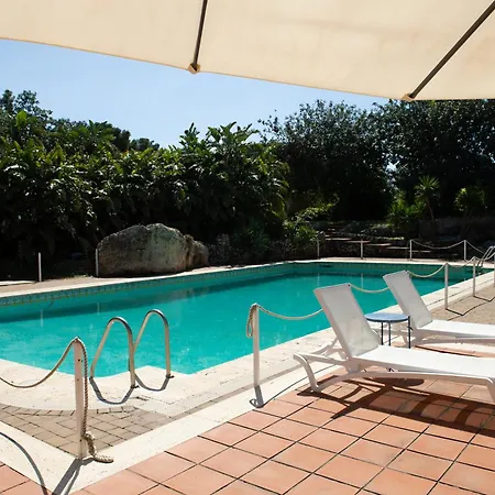 Isola Charm - A Historic Near Punta Del Pero Bed & Breakfast