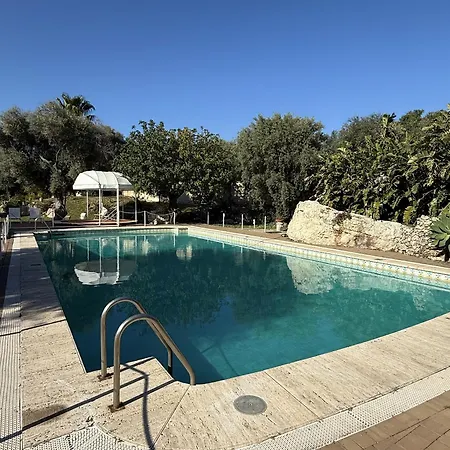 Isola Charm - A Historic Near Punta Del Pero Bed & Breakfast