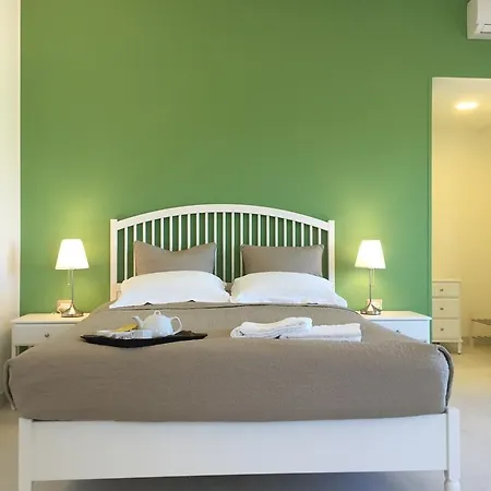 Isola Charm - A Historic Near Punta Del Pero Bed & Breakfast 2*