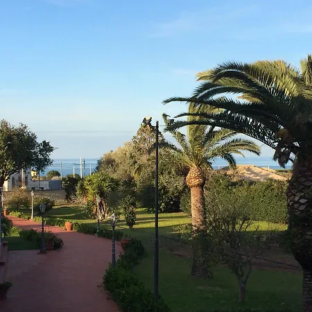 Isola Charm - A Historic Near Punta Del Pero Bed & Breakfast