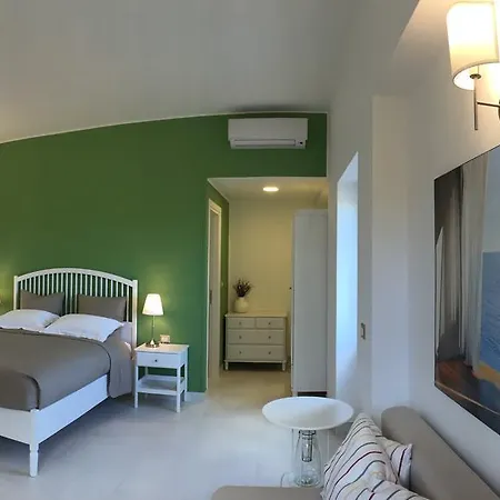 Isola Charm - A Historic Near Punta Del Pero Bed & Breakfast 2*