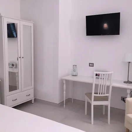 B&B Isola Charm - A Historic Near Punta Del Pero