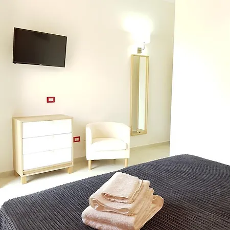 B&B Isola Charm - A Historic Near Punta Del Pero 2*