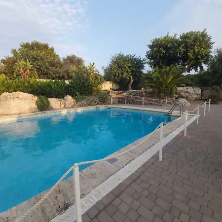 Isola Charm - A Historic Near Punta Del Pero Bed & Breakfast 2*